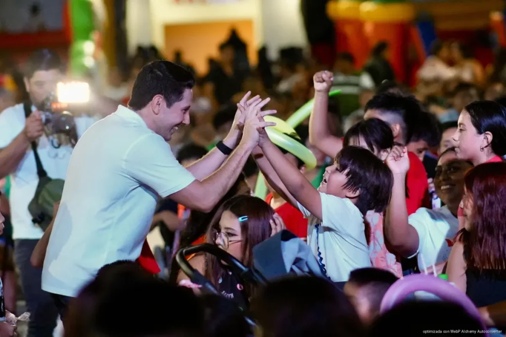 Renán Sánchez Tajonar celebra con más de mil 800 cozumeleños el Día de la Niña y el Niño