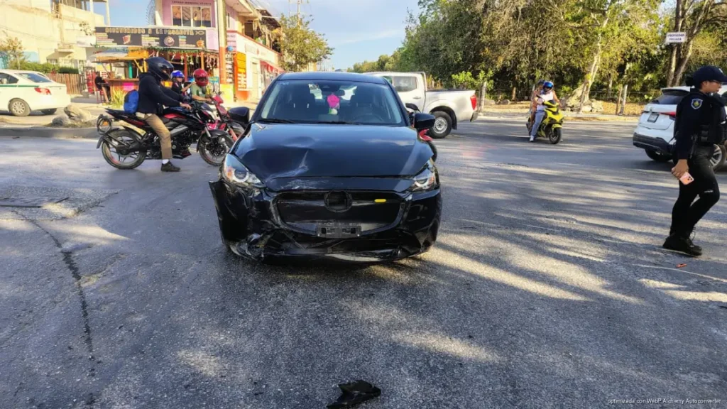 Corta circulación y provoca choque con motociclista en Cancún; hay un lesionado