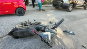 Corta circulación y provoca choque con motociclista en Cancún; hay un lesionado