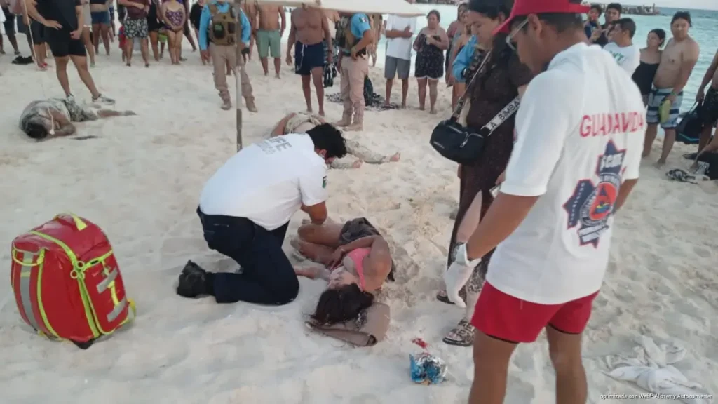 Moto acuática arrolla bañistas en playa de Cancún; hay lesionados y detenidos