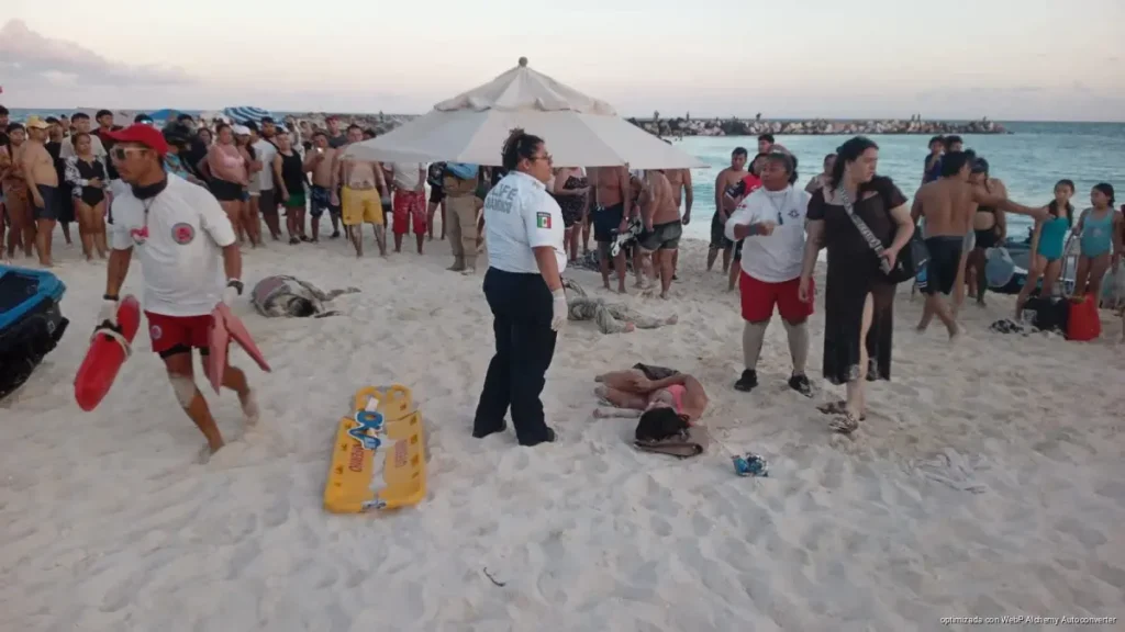 Moto acuática arrolla bañistas en playa de Cancún; hay lesionados y detenidos