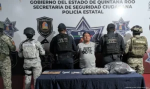 Cae con droga y cartuchos tras intentar huir en Cancún