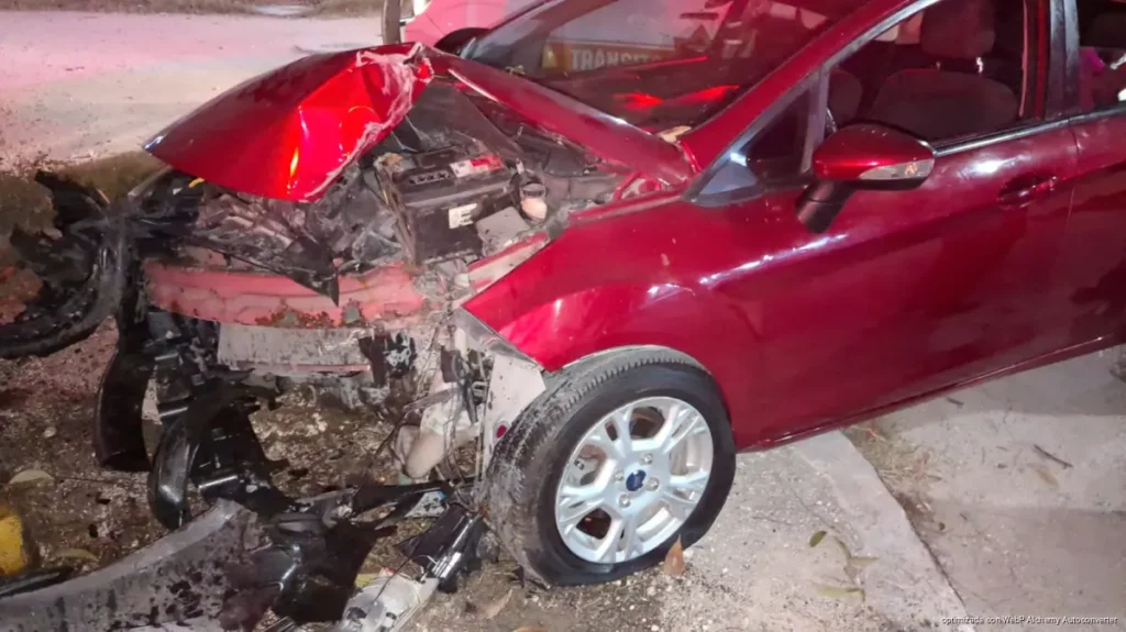 Ebrio estrella auto contra poste del C5 en Cancún