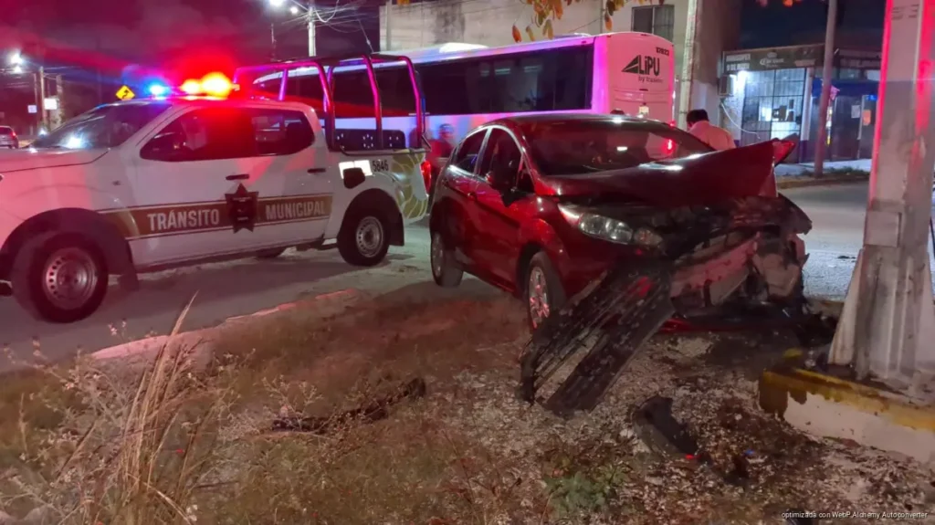Ebrio estrella auto contra poste del C5 en Cancún