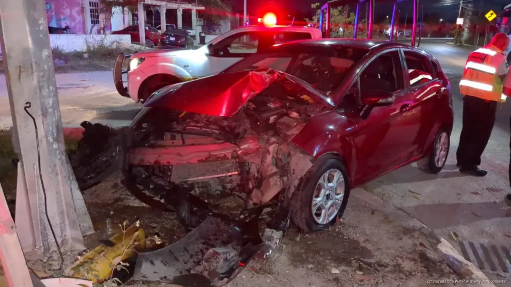 Ebrio estrella auto contra poste del C5 en Cancún