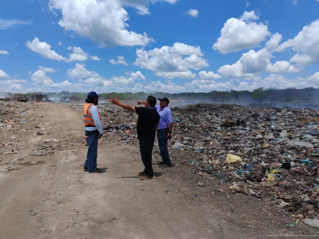 Dan mantenimiento urgente al basurero de José María Morelos