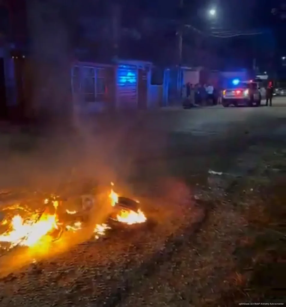 Vecinos incendian moto y exigen justicia por presunto abuso de menor en Cancún