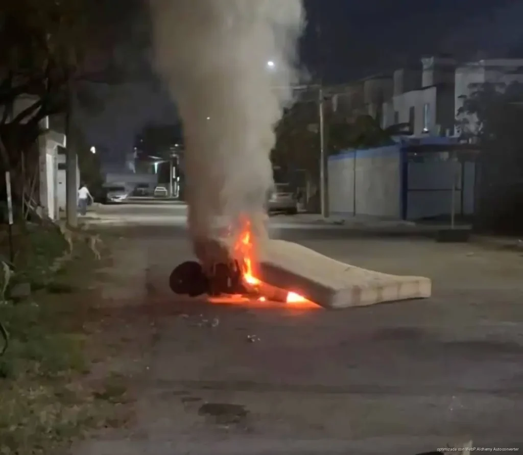 Vecinos incendian moto y exigen justicia por presunto abuso de menor en Cancún
