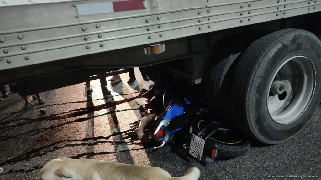 Muere motociclista al ser arrollado por tráiler en Cancún