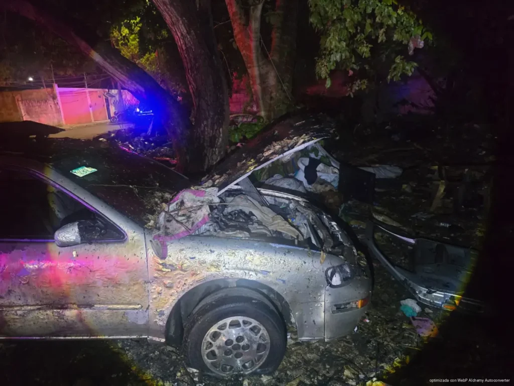 Arde auto abandonado en la Ejido y desata alarma vecinal en Playa del Carmen