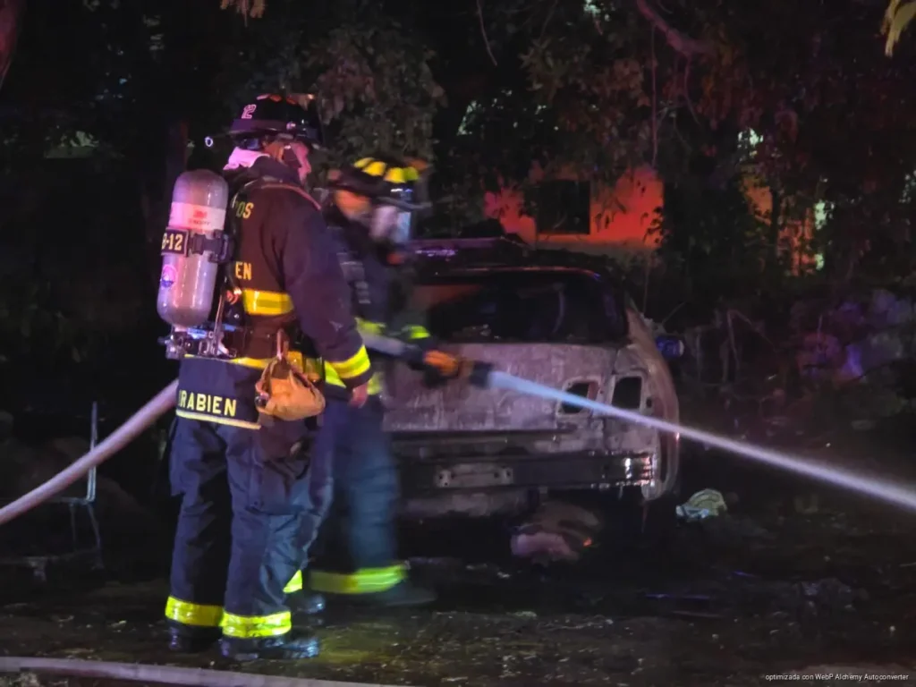 Arde auto abandonado en la Ejido y desata alarma vecinal en Playa del Carmen