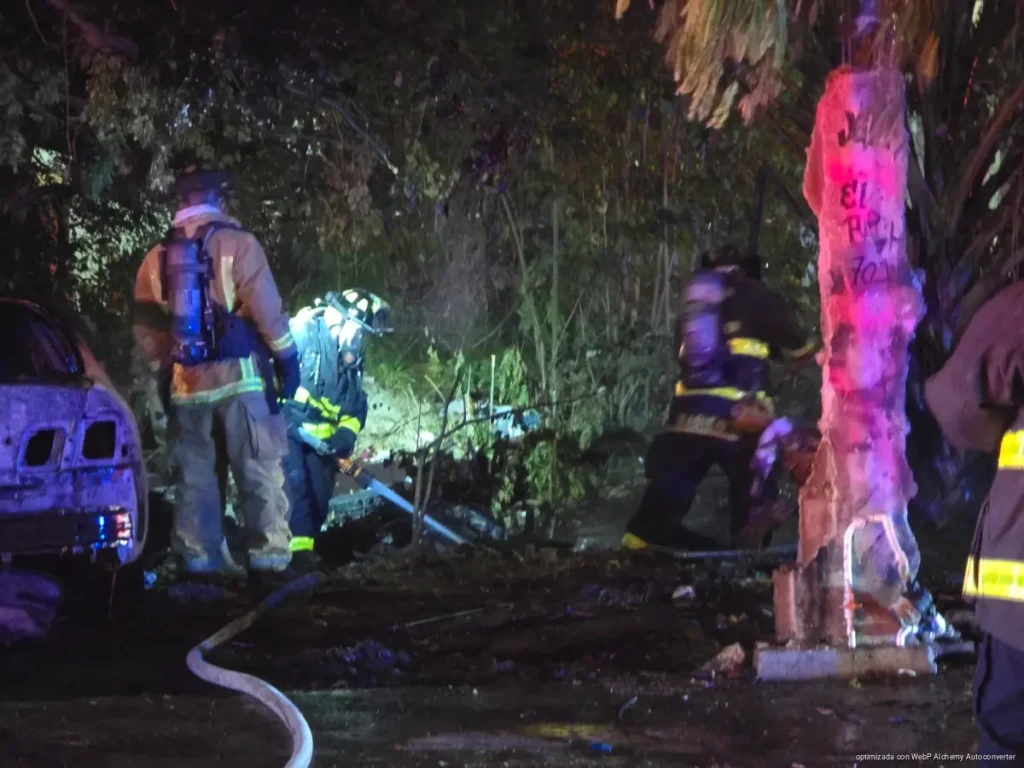 Arde auto abandonado en la Ejido y desata alarma vecinal en Playa del Carmen