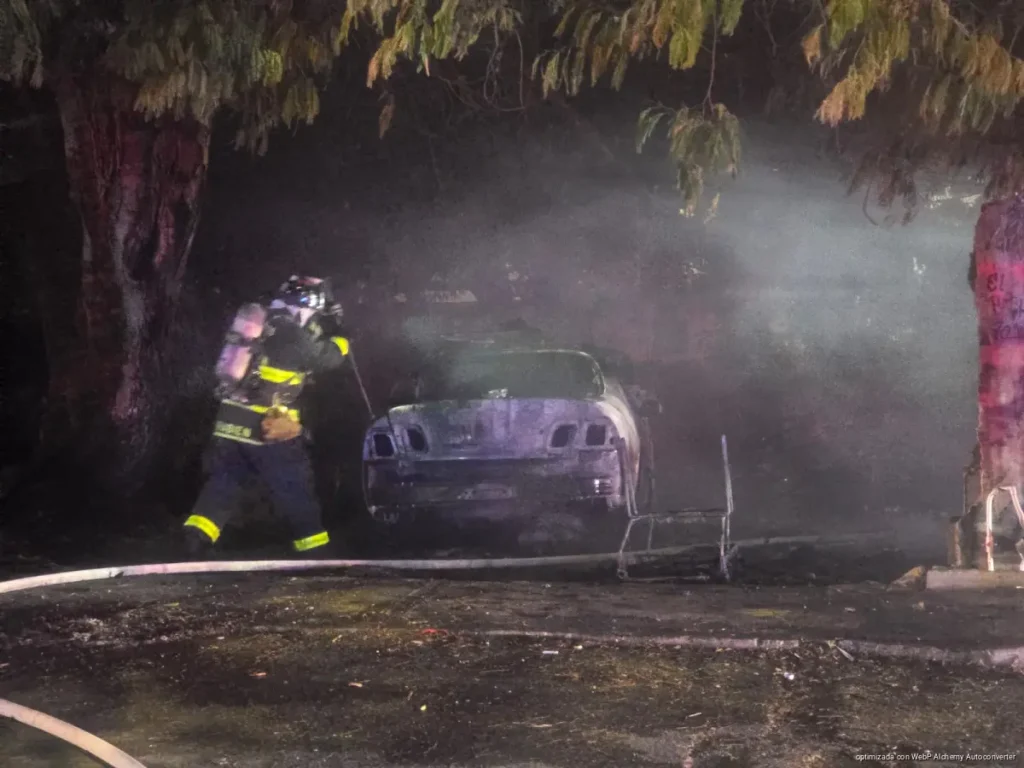 Arde auto abandonado en la Ejido y desata alarma vecinal en Playa del Carmen