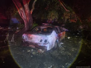 Arde auto abandonado en la Ejido y desata alarma vecinal en Playa del Carmen
