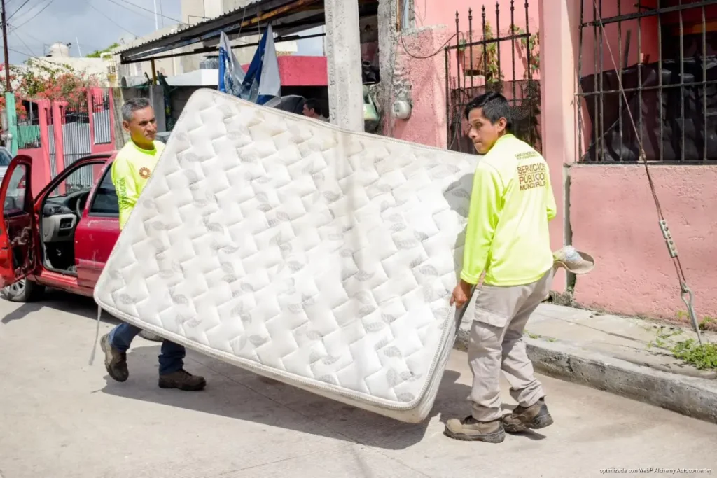 Retiran chatarra y liberan calles en Cancún