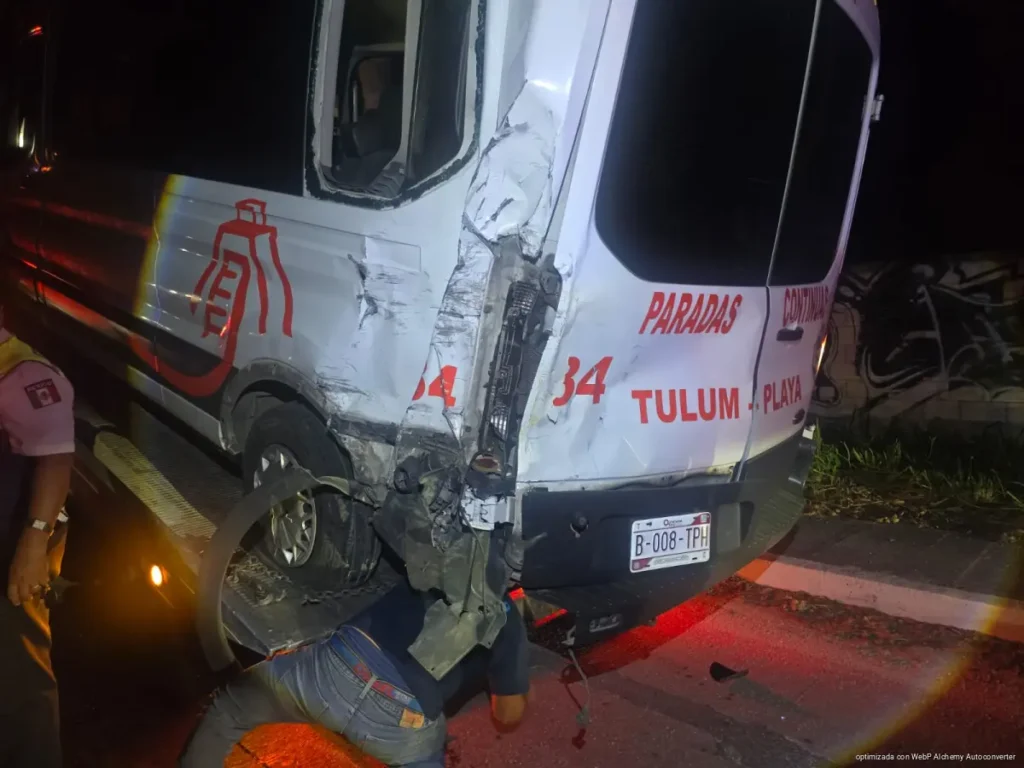 Choque de combis frente a Xcaret deja pasajeros heridos y caos vial