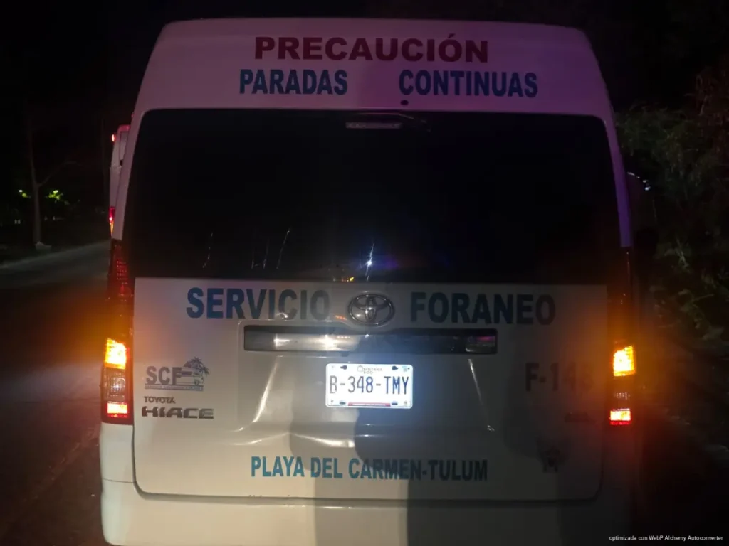 Choque de combis frente a Xcaret deja pasajeros heridos y caos vial