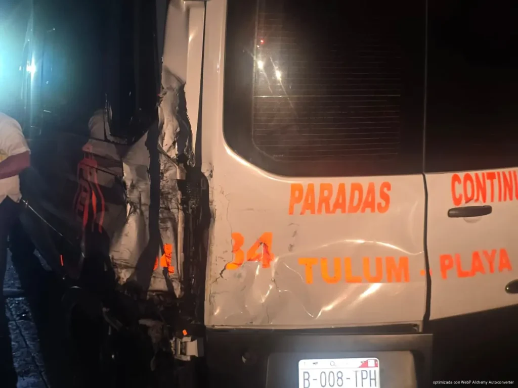 Choque de combis frente a Xcaret deja pasajeros heridos y caos vial