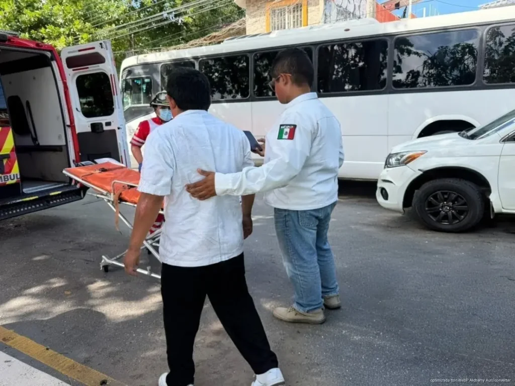 Motociclista embiste a adulto mayor en Cancún; lo deja grave