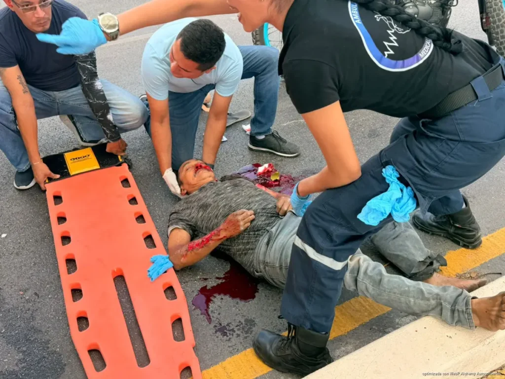 Motociclista embiste a adulto mayor en Cancún; lo deja grave