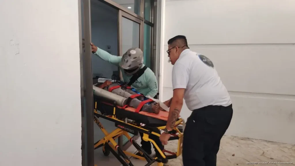 Motociclista embiste a adulto mayor en Cancún; lo deja grave