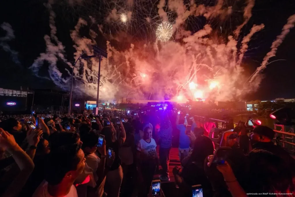 Más de 20 mil espectadores disfrutaron del concierto gratuito de Morat sobre la laguna Nichupté por inauguración del puente