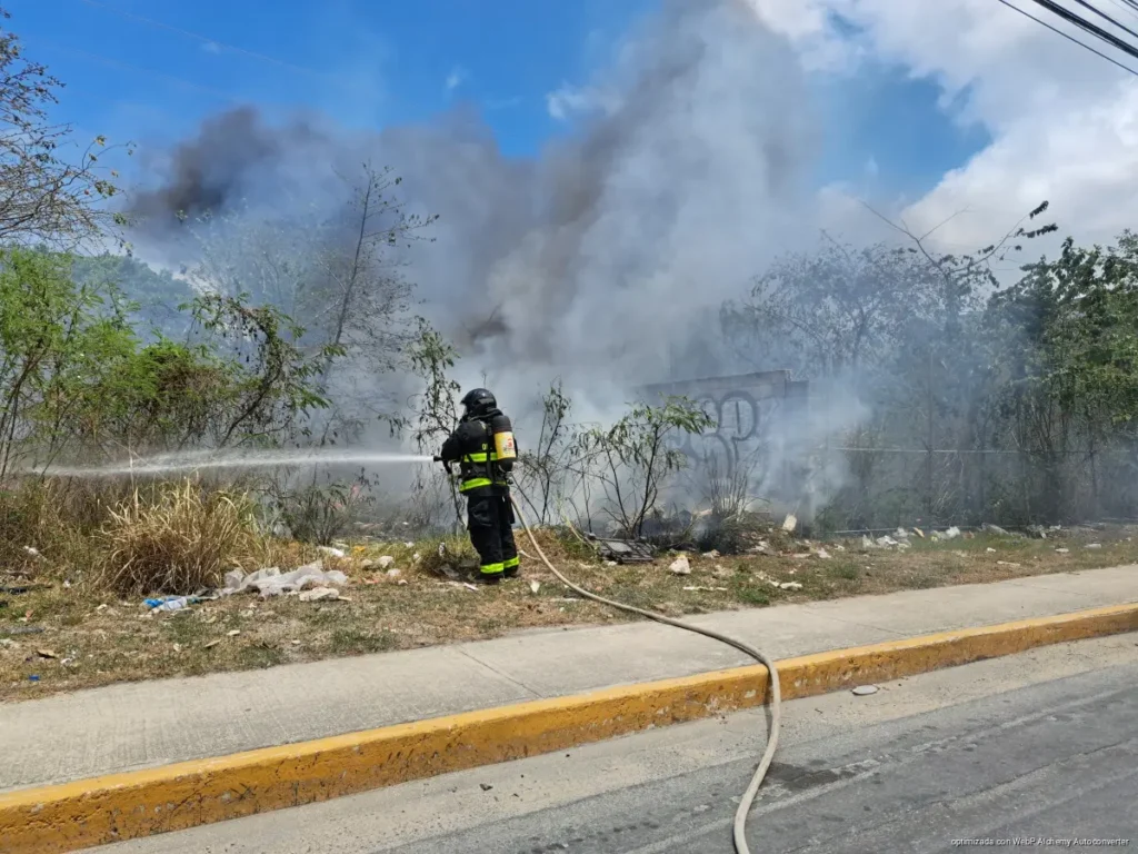 Quemas de basura desatan incendios en Playa pese a retraso de temporada