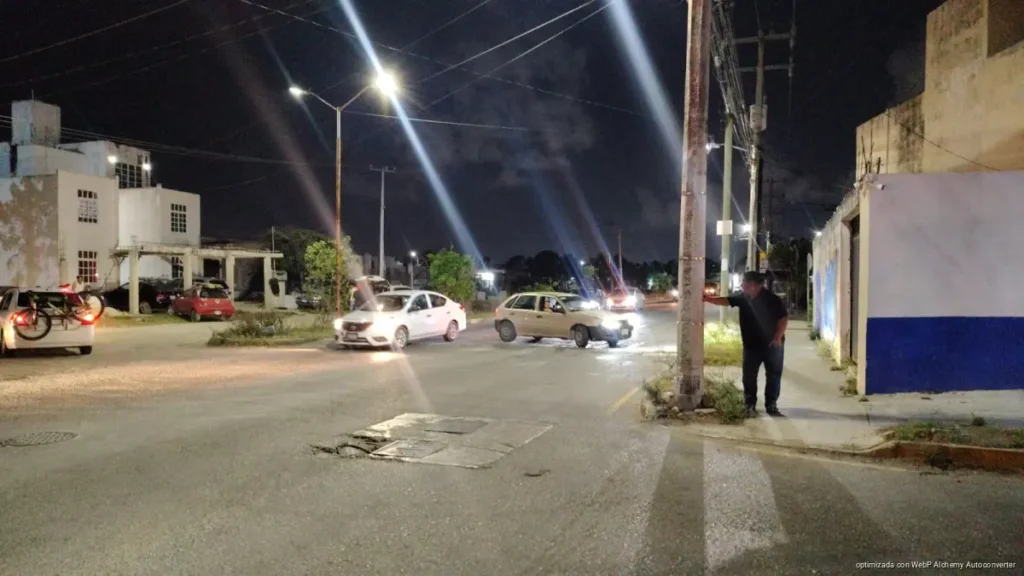 Vecinos bloquean avenidas en Cancún por colapso de drenaje