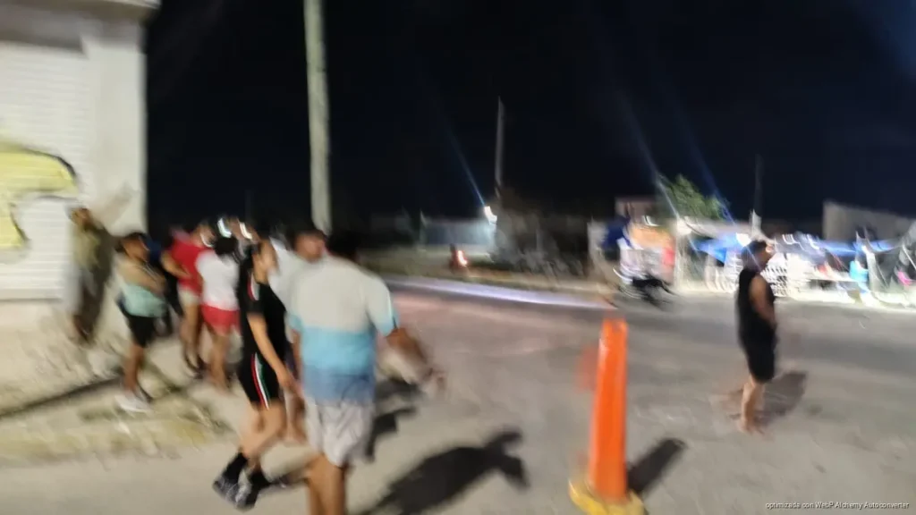 Vecinos bloquean avenidas en Cancún por colapso de drenaje