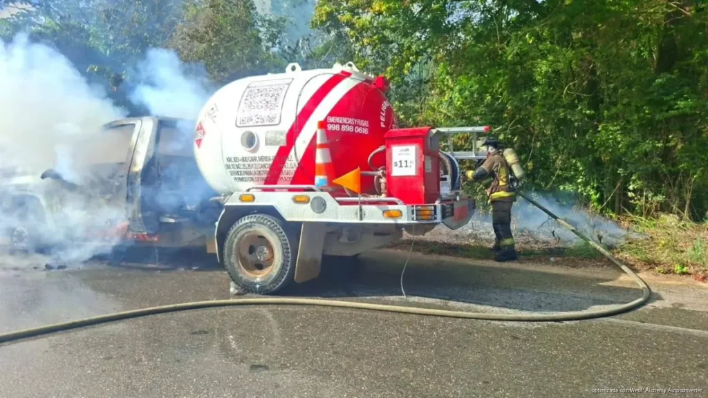 Se incendia pipa de gas LP en libramiento de la Mérida-Cancún