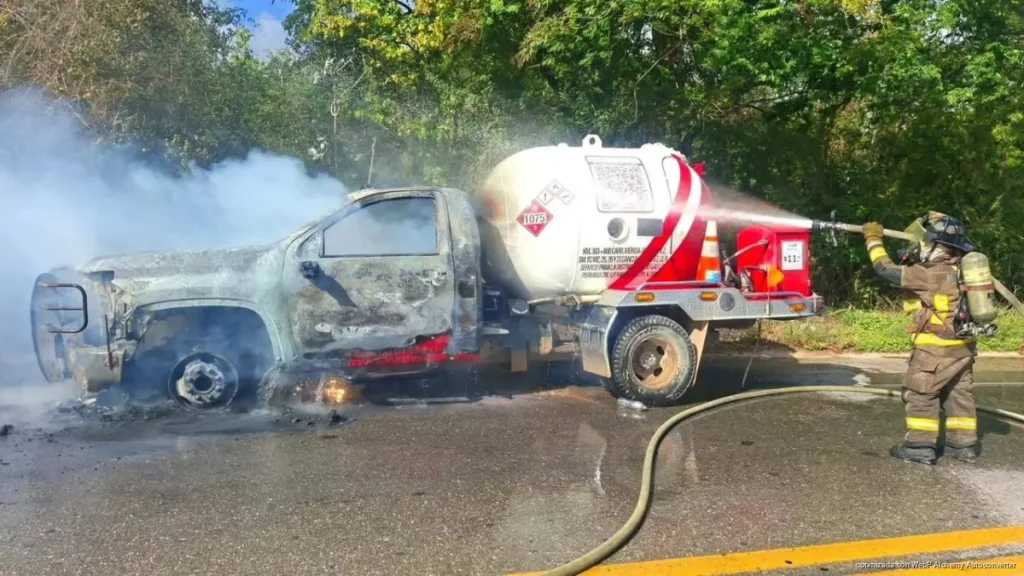 Se incendia pipa de gas LP en libramiento de la Mérida-Cancún