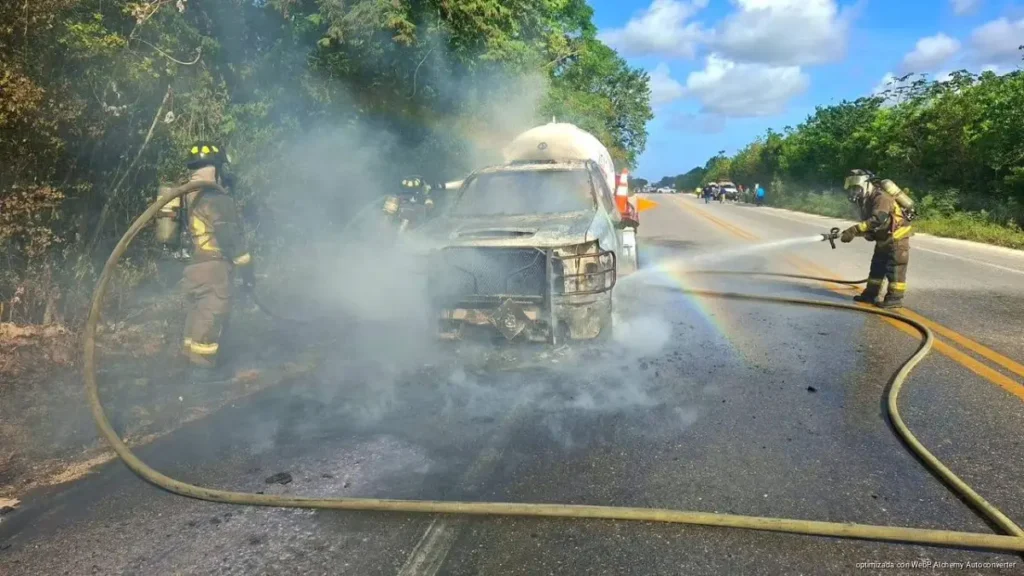 Se incendia pipa de gas LP en libramiento de la Mérida-Cancún