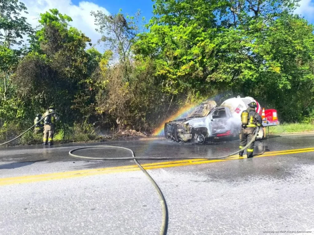 Se incendia pipa de gas LP en libramiento de la Mérida-Cancún