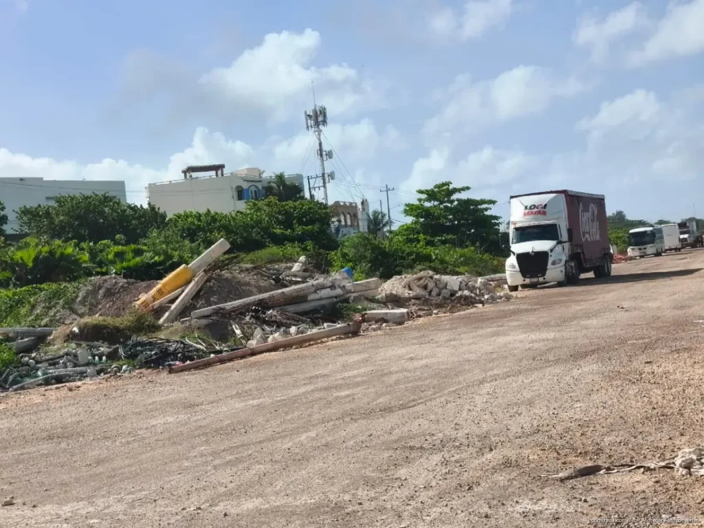 Retiran escombro y postes tras obras de CFE en Isla Mujeres; piden recuperar espacio deportivo