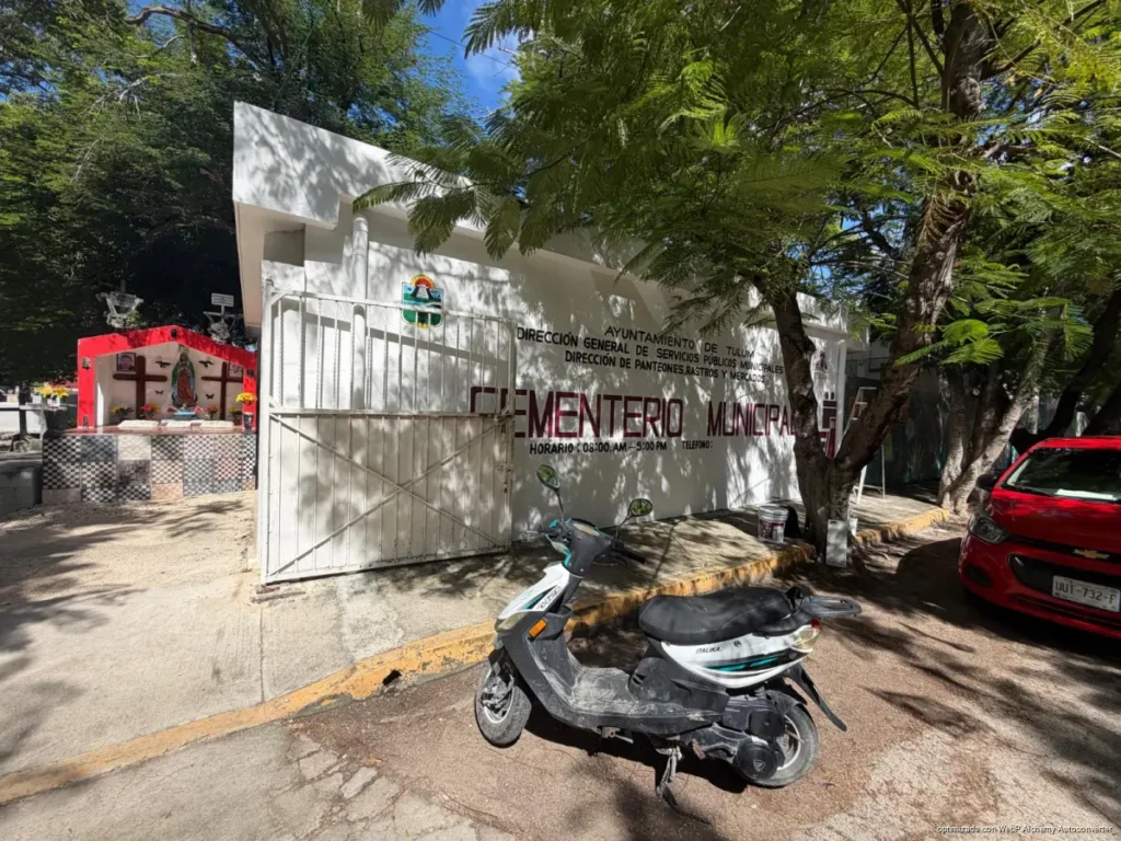 Flores para el recuerdo: familias visitan panteones por Día de las Madres en Tulum