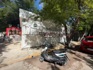Flores para el recuerdo: familias visitan panteones por Día de las Madres en Tulum
