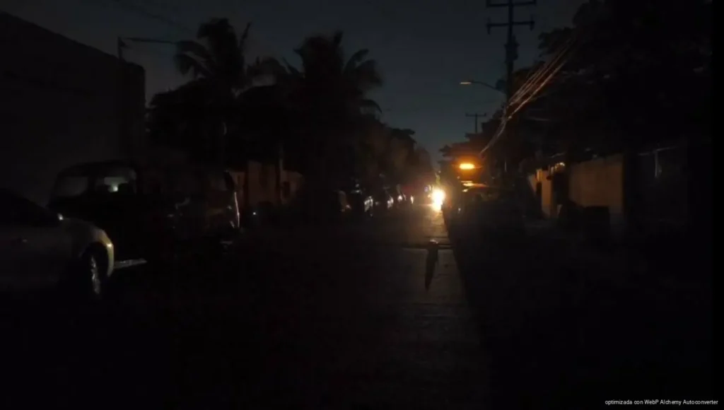 Vandalismo y sobrecarga provocan apagones en Playa del Carmen