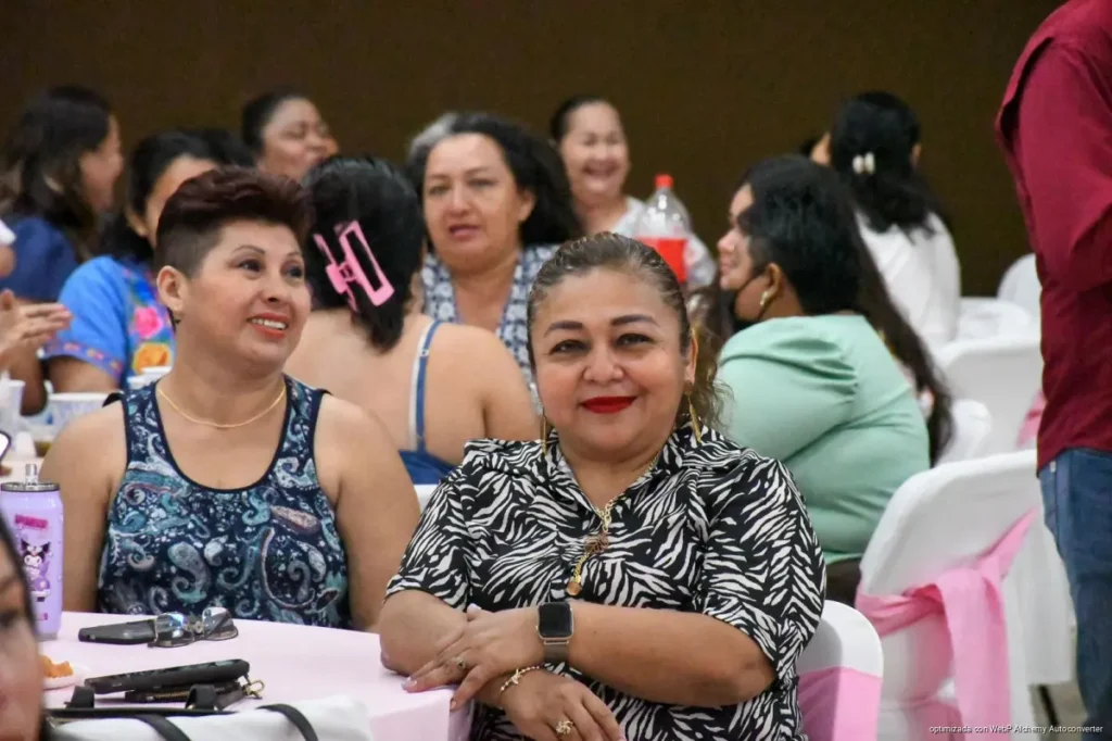 Reconoce Yensunni Martínez el esfuerzo de madres trabajadoras del Ayuntamiento de Othón P. Blanco