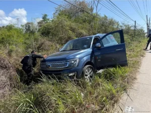 Cansancio al volante provoca percance en la federal 307; chofer turístico se sale de la carretera