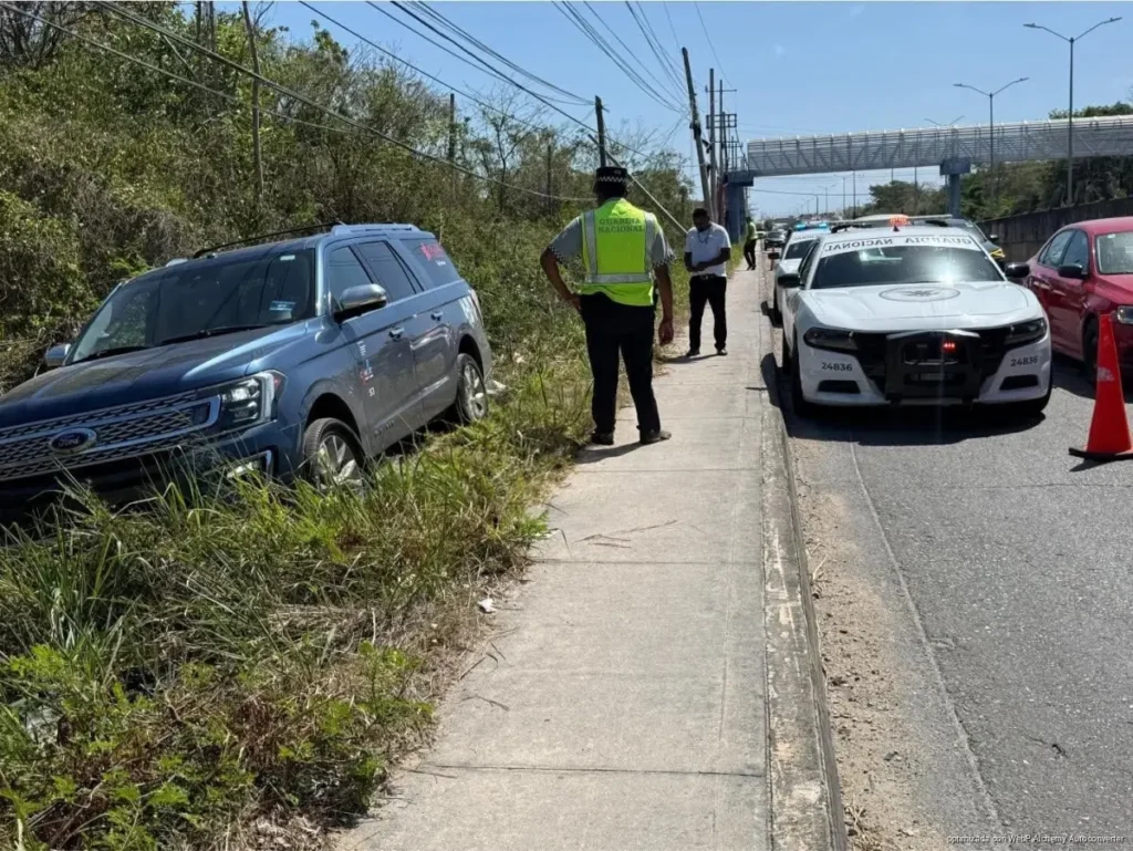 Cansancio al volante provoca percance en la federal 307; chofer turístico se sale de la carretera