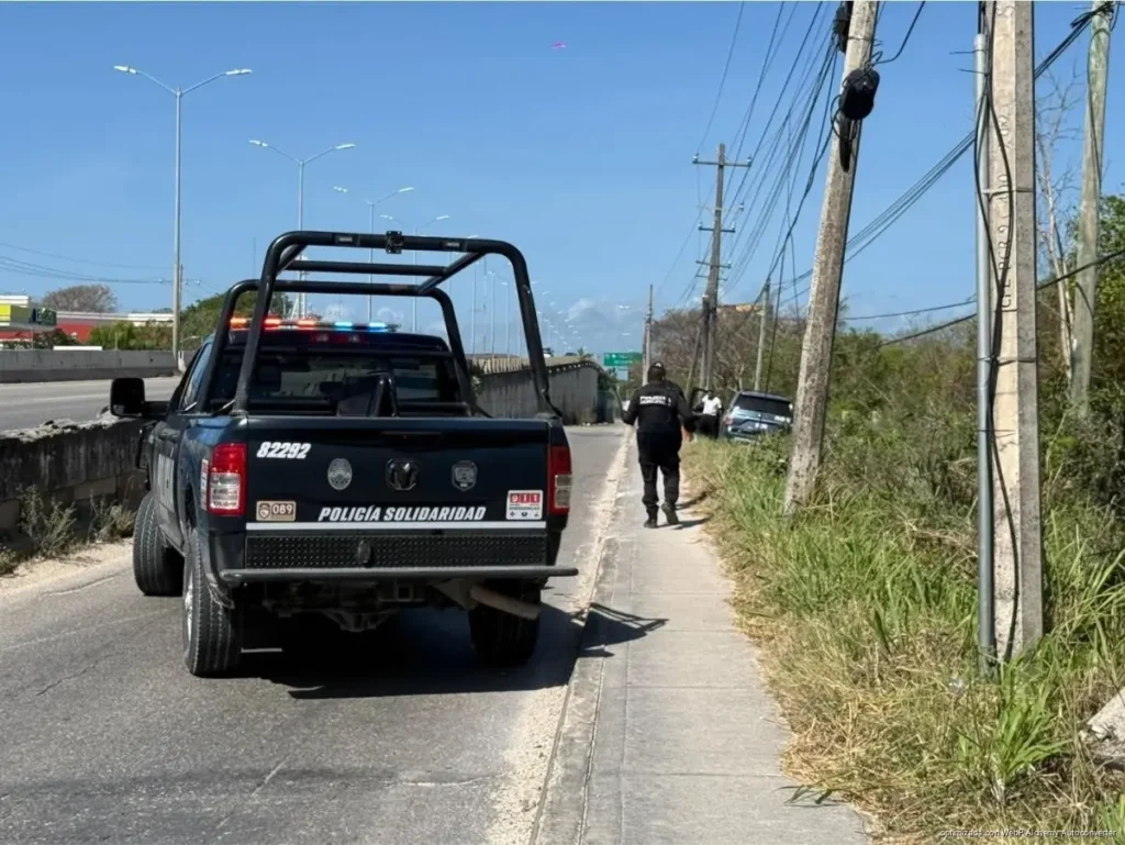 Cansancio al volante provoca percance en la federal 307; chofer turístico se sale de la carretera