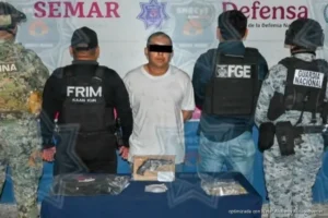 Aseguran arma hechiza, marihuana y cristal durante operativo policiaco