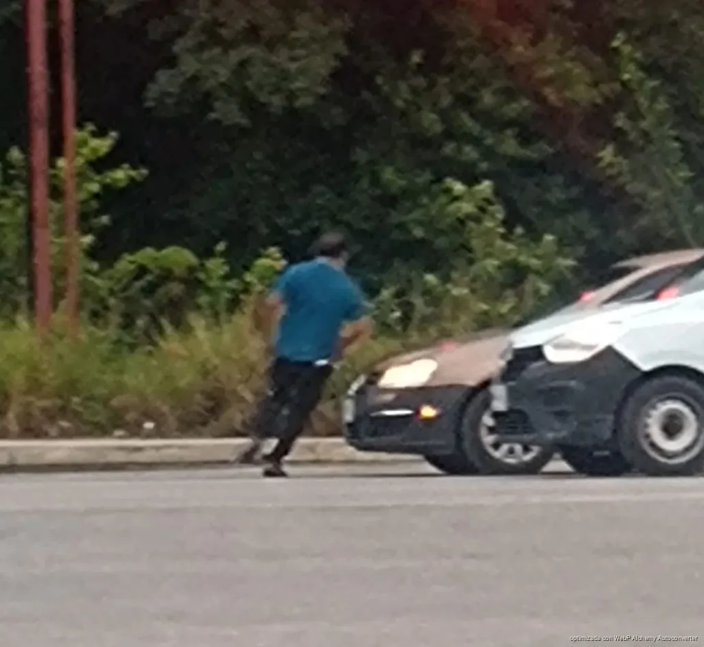 Chofer de combi huye tras provocar accidente y dejar pasajeros lesionados en Cancún