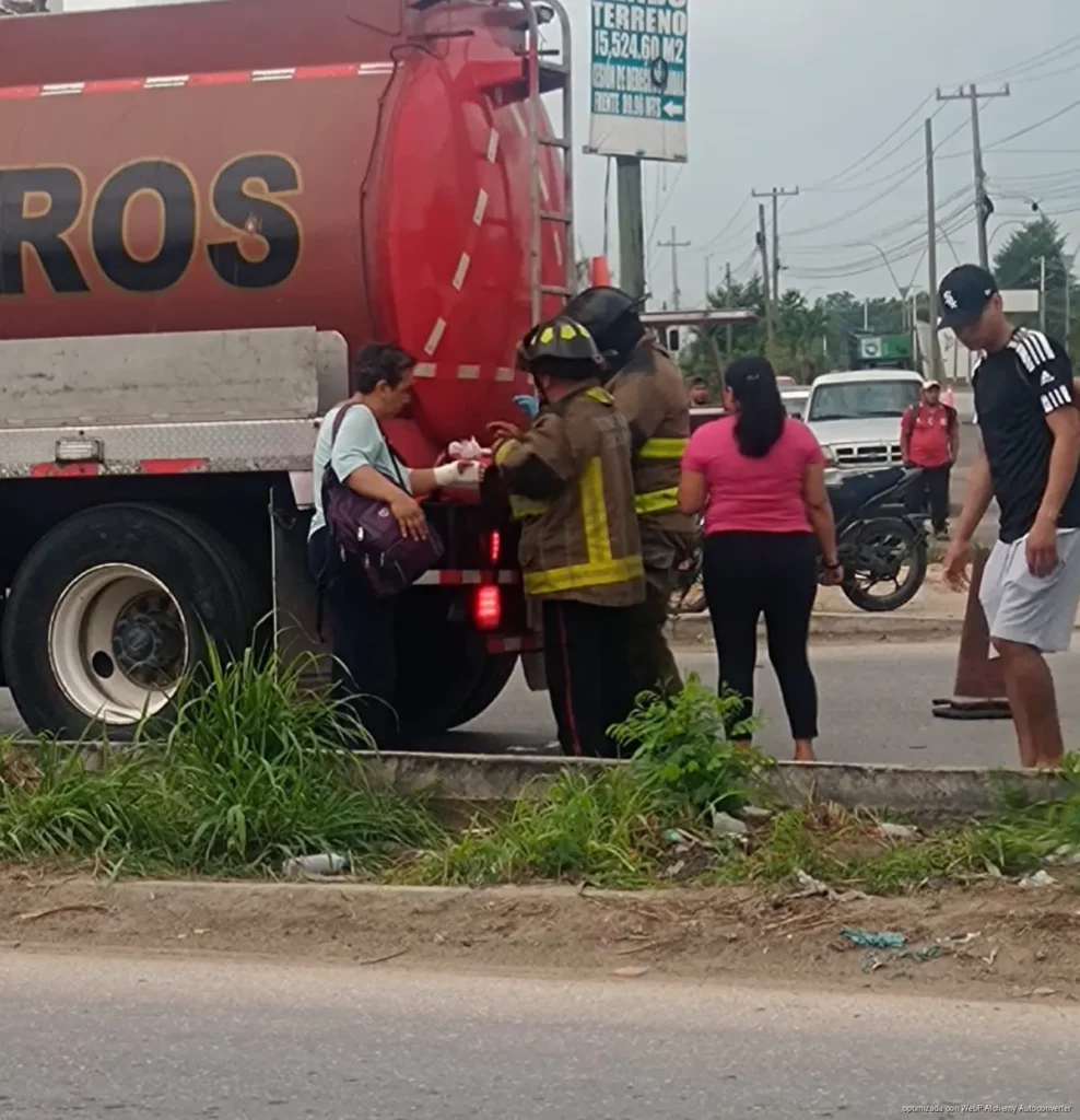 Chofer de combi huye tras provocar accidente y dejar pasajeros lesionados en Cancún