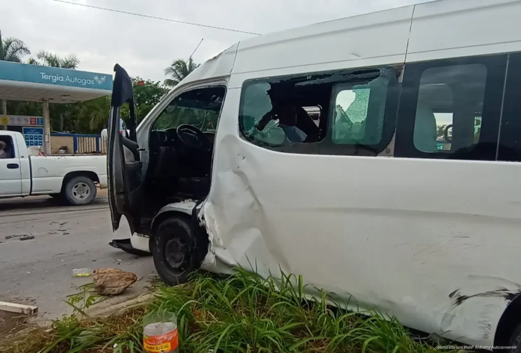 Chofer de combi huye tras provocar accidente y dejar pasajeros lesionados en Cancún
