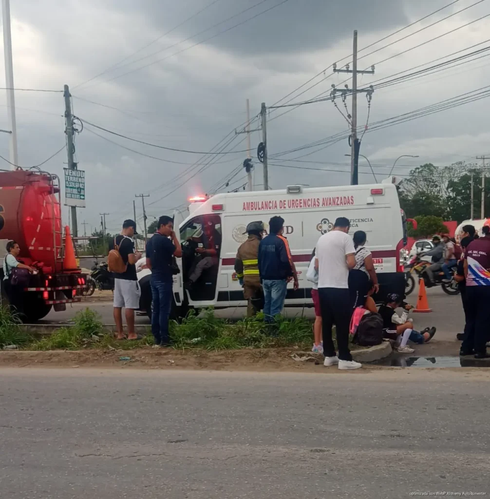 Chofer de combi huye tras provocar accidente y dejar pasajeros lesionados en Cancún