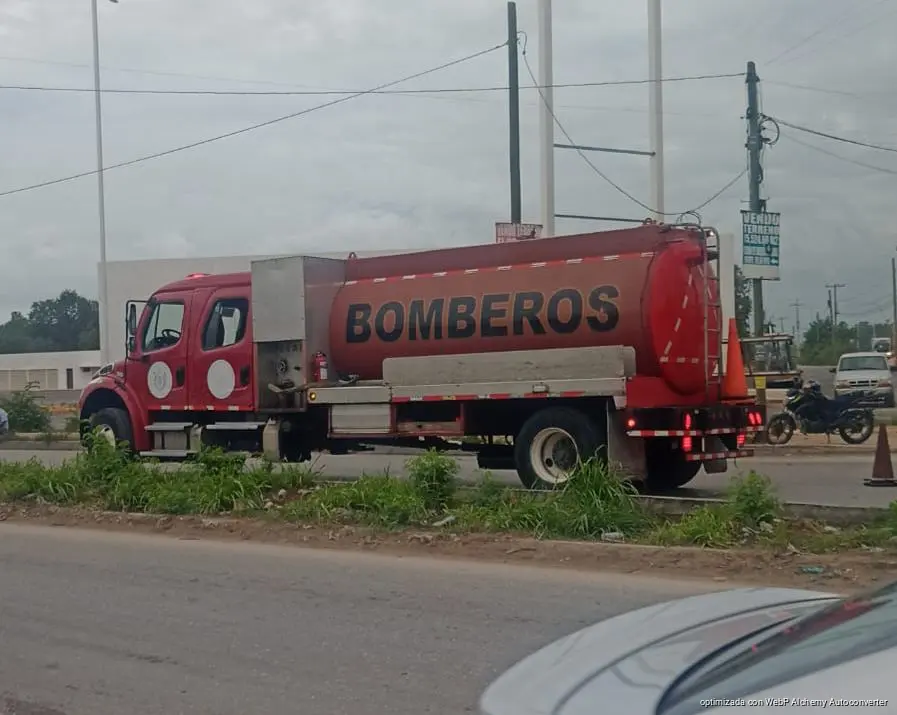 Chofer de combi huye tras provocar accidente y dejar pasajeros lesionados en Cancún