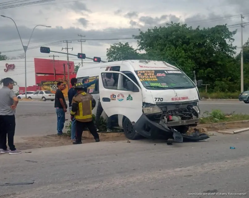 Chofer de combi huye tras provocar accidente y dejar pasajeros lesionados en Cancún