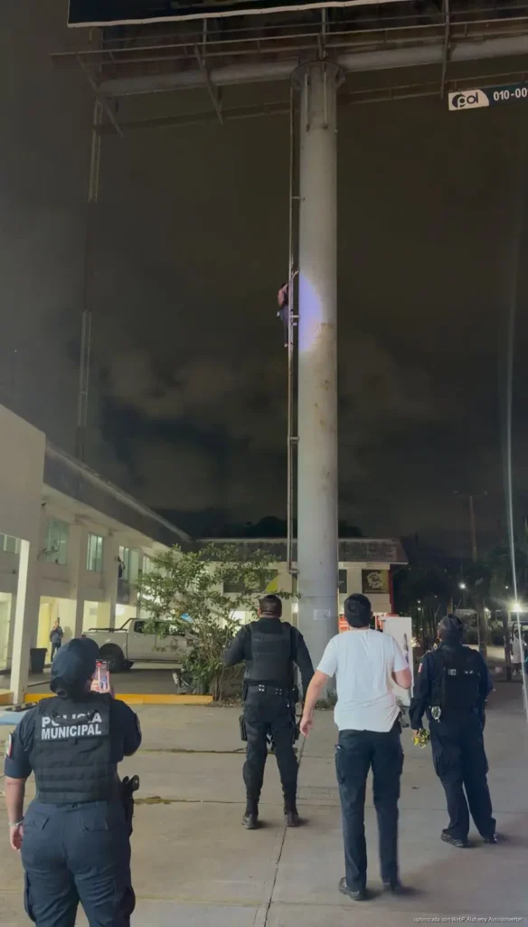 Escala estructura de 30 metros para evitar ser detenido tras presunto robo en Cancún