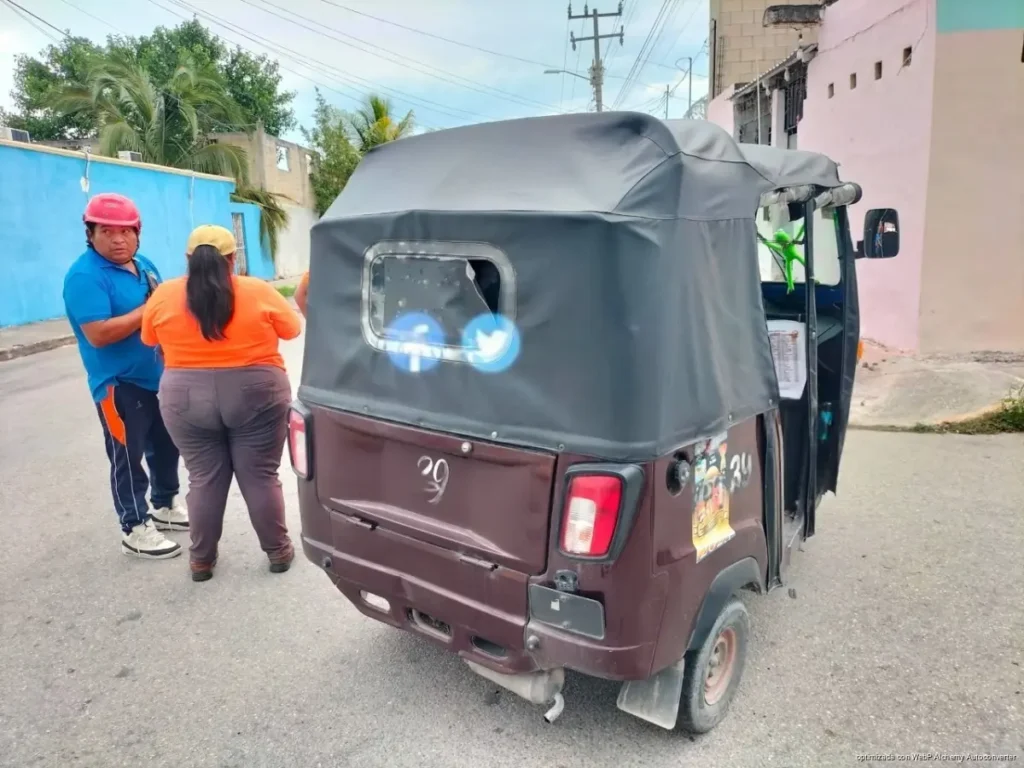 Accidente en Supermanzana 227 movilizó a paramédicos, un menor resultó lesionado tras choque entre motocicleta y mototaxi en Cancún.